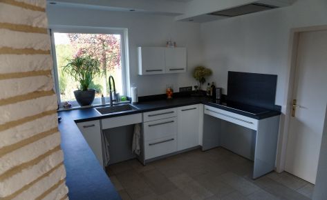 Maatwerk keuken met hoogglans witte panelen